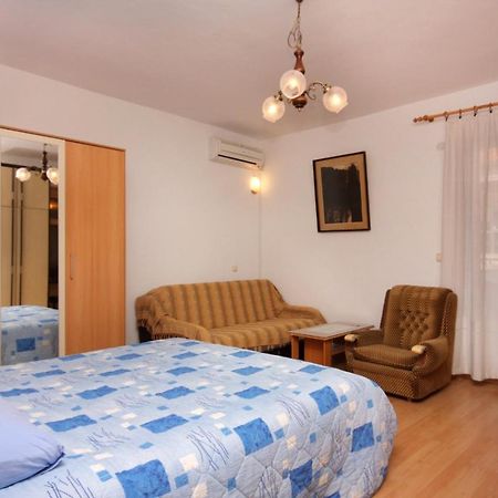 Apartments And Rooms With Parking Space Vrbnik, Krk - 5301 المظهر الخارجي الصورة